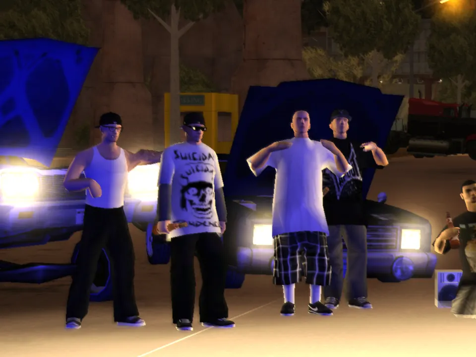 Pandilleros posando frente a sus lowriders de noche en Los Santos